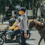Petugas Dishub Jakarta tengah menjalankan tugas. Penertiban jukir liar di kawasan Monas tetap berjalan, pasca insiden penusukan. (Unsplash/Rifki Kurniawan)