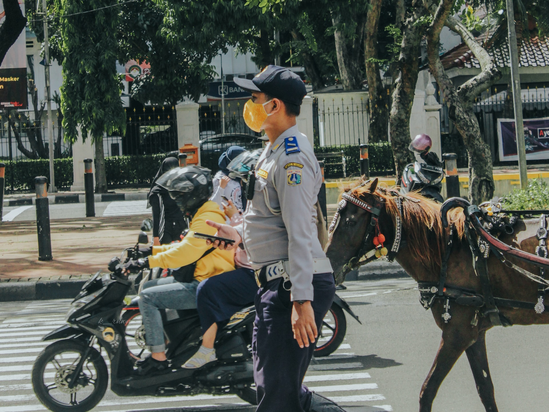 Petugas Dishub Jakarta tengah menjalankan tugas. Penertiban jukir liar di kawasan Monas tetap berjalan, pasca insiden penusukan. (Unsplash/Rifki Kurniawan)