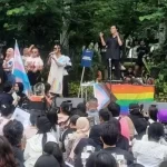 Sekelompok Anak Muda Membentangkan Bendera Pelangi LGBT di Dekat Monas Jakarta