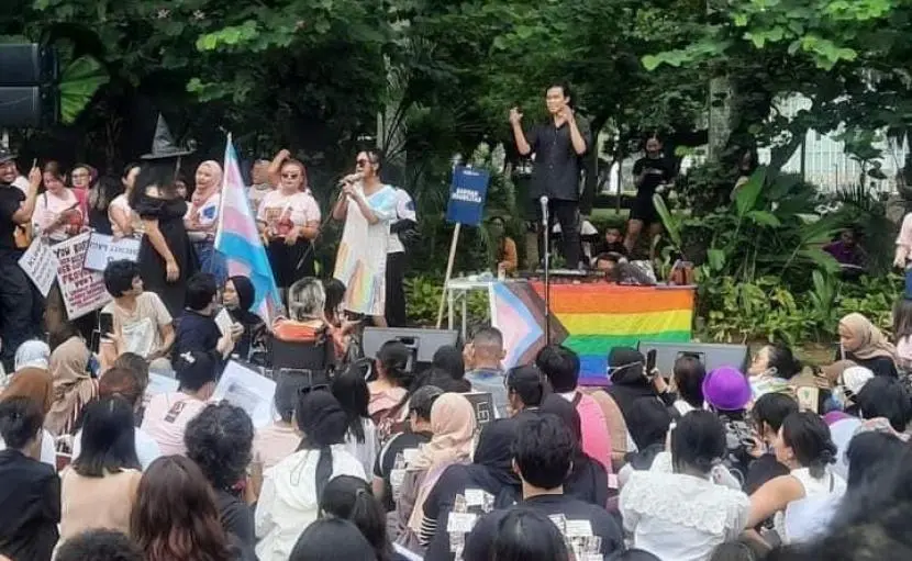Sekelompok Anak Muda Membentangkan Bendera Pelangi LGBT di Dekat Monas Jakarta