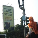 Papan reklame terpasang dibeberapa titik kawasan Jalan Soekarno Hatta, Kota Bandung, Jum'at(2/6). (Pandu Muslim/Jabarekspres.id)