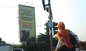 Papan reklame terpasang dibeberapa titik kawasan Jalan Soekarno Hatta, Kota Bandung, Jum'at(2/6). (Pandu Muslim/Jabarekspres.id)