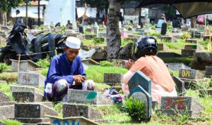 Doa saat ziarah kubur di makam orang tua (nuonline)