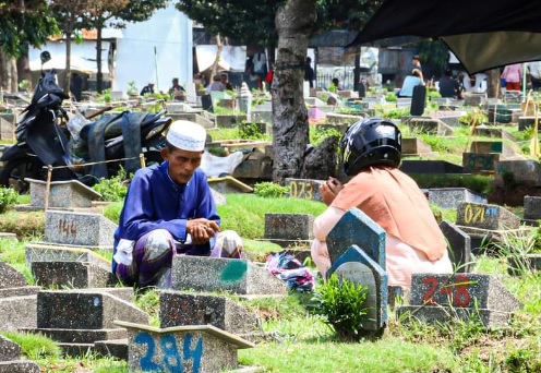 Doa saat ziarah kubur di makam orang tua (nuonline)