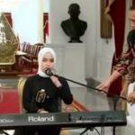 Presiden Jokowi saat membantu membenarkan letak Mic agar sesuai dengan posisi duduk Putri Ariani. (Tangkapan layar video Youtube)