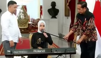 Presiden Jokowi saat membantu membenarkan letak Mic agar sesuai dengan posisi duduk Putri Ariani. (Tangkapan layar video Youtube)