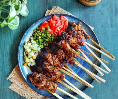 Membuat sate Maranggi yang empuk dan nikmat.