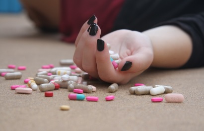 Ilustrasi seorang istri di Gresik yang nekad telan puluhan pil untuk bunuh diri karena kepergok selingkuh. (pixabay)