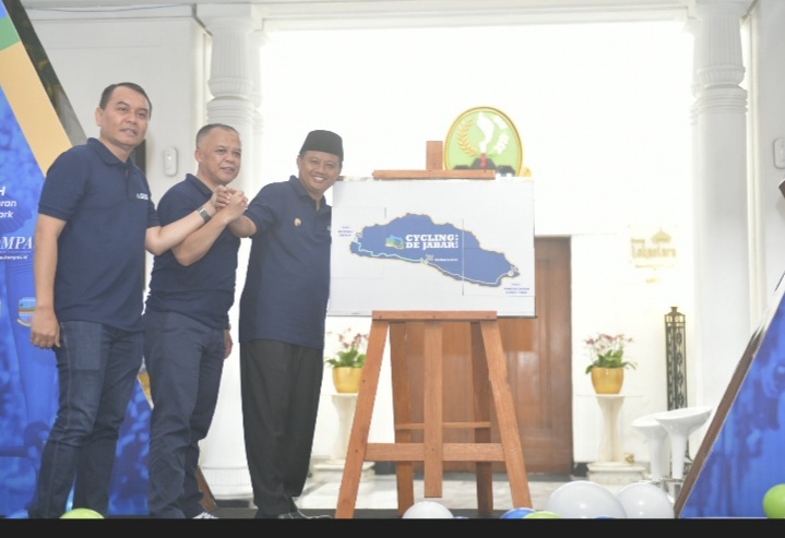 Wakil Gubernur Jawa Barat Uu Ruzhanul Ulum bersama tim penyelenggara berkomitmen mempromosikan potensi wisata Jabar Selatan melalui event Cycling de Jabar