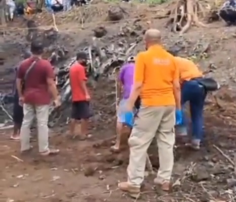 Tangkapan layar video pencarian kerangka bayi yang dibunuh Pria di Banyumas. (instagram)