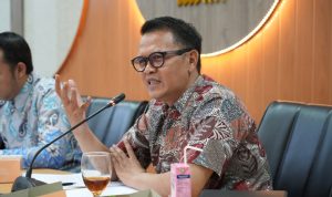 Anggota Komisi C DPRD Kota Bandung Aan Andi Purnama, saat audensi dengan warga komplek Griya Cempaka Arum (GCA), Kelurahan Rancanumpang Kecamatan Gedebage Kota Bandung, Senin 5 Juni 2023.