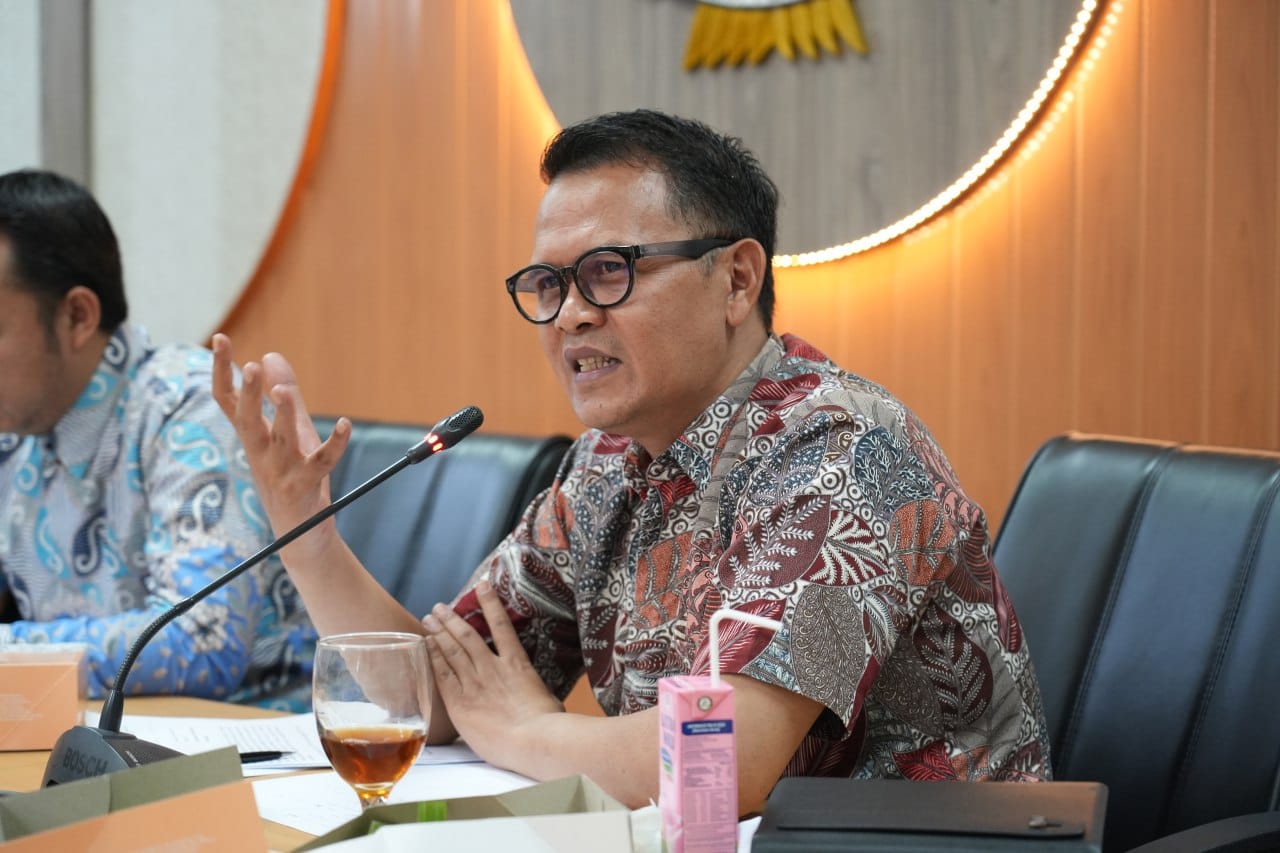 Anggota Komisi C DPRD Kota Bandung Aan Andi Purnama, saat audensi dengan warga komplek Griya Cempaka Arum (GCA), Kelurahan Rancanumpang Kecamatan Gedebage Kota Bandung, Senin 5 Juni 2023.