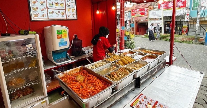 Menikmati wisata kuliner korean street food di Bandung. (instgram @spicywon.id)