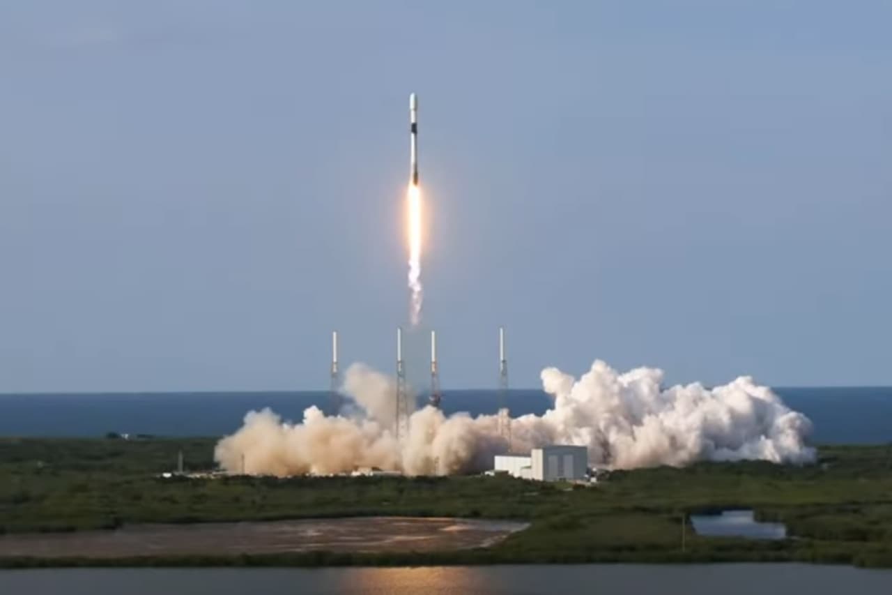 SpaceX Resmi Luncurkan Satelit SATRIA-1 Indonesia