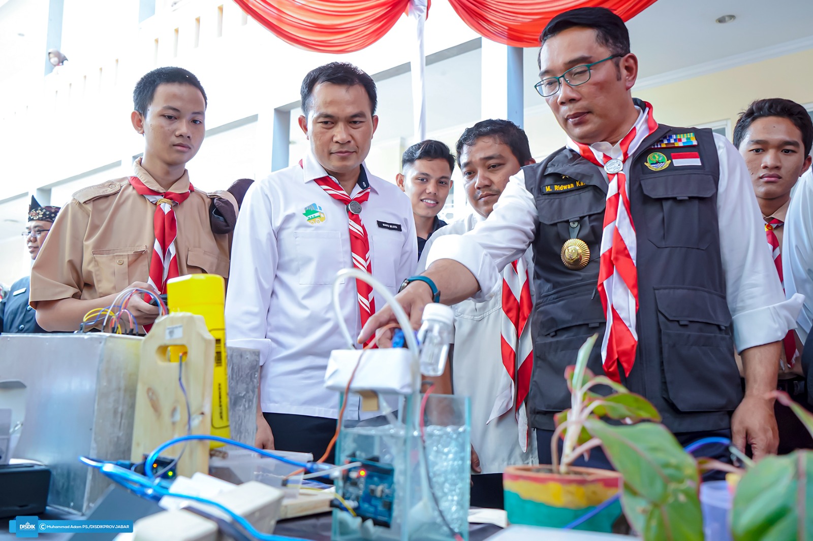 Gubernur Ridwan Kamil didampingi Kepala Dinas Pendidikan (Kadisdik) Jabar, Wahyu Mijaya, saat meninjau pelaksanaan PPDB Jabar 2023.