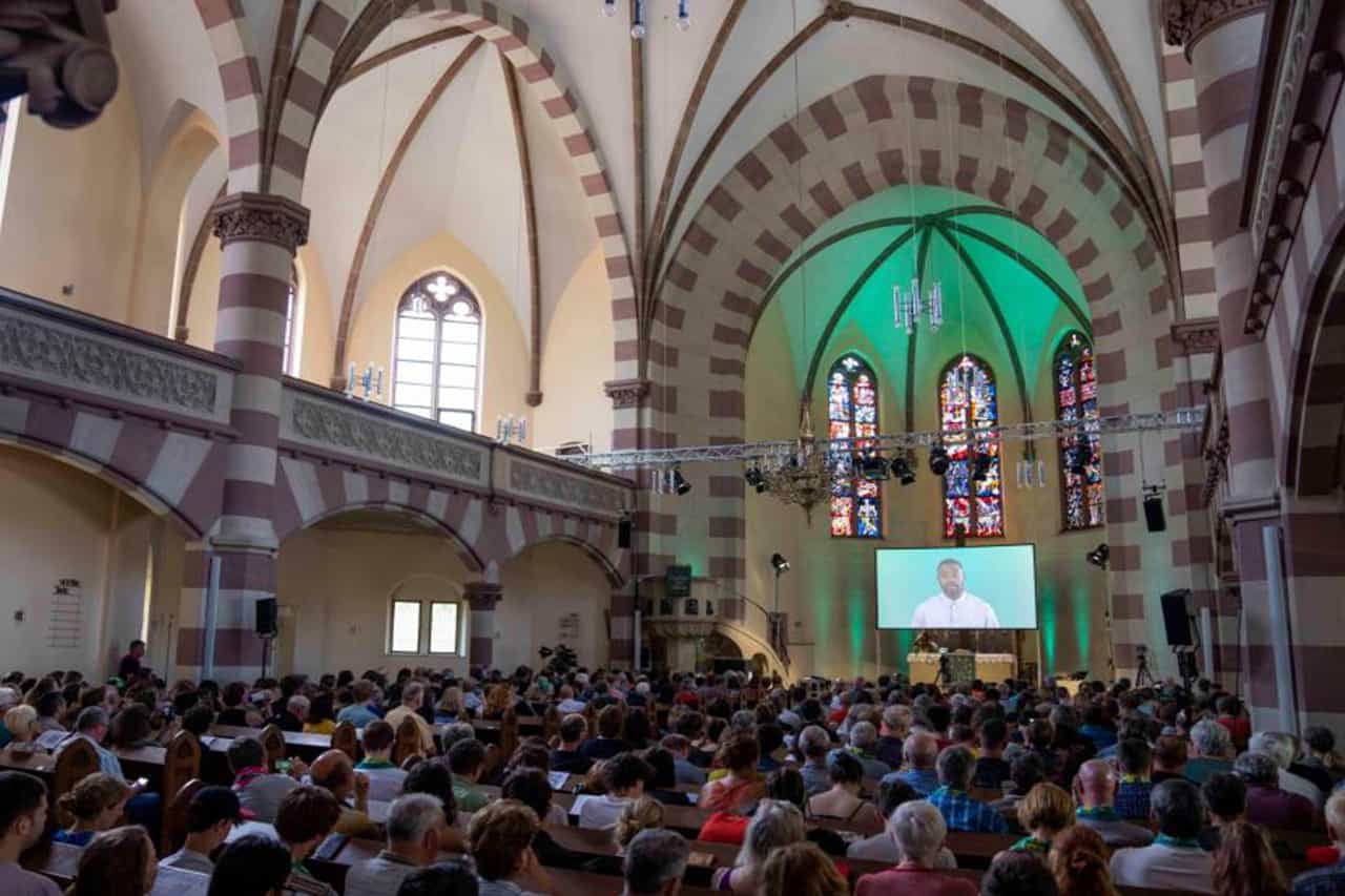 Gereja Ini Manfaatkan AI ChatGPT untuk Pimpin 300 Lebih Jemaat