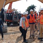 Wali Kota Bogor, Bima Arya bersama jajaran saat berada di lokasi revitalisasi Pasar Jambu Dua, Senin (12/6). (YUDHA PRANANDA/JABAR EKSPRES)