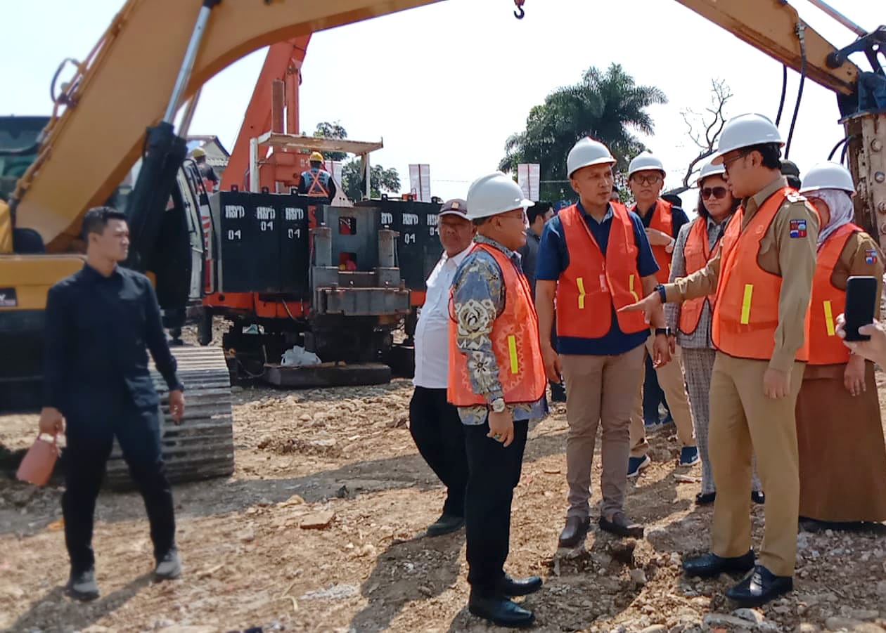 Wali Kota Bogor, Bima Arya bersama jajaran saat berada di lokasi revitalisasi Pasar Jambu Dua, Senin (12/6). (YUDHA PRANANDA/JABAR EKSPRES)