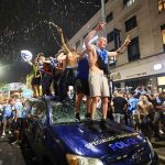 Fans Manchester City Hancurkan Mobil Polisi dan Menaiki Halte Bus Saat Perayaan