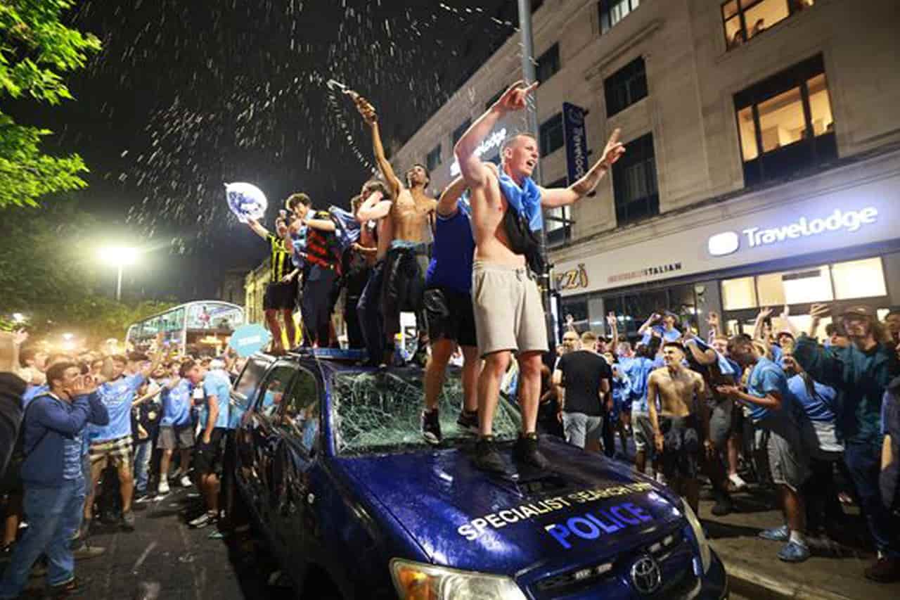 Fans Manchester City Hancurkan Mobil Polisi dan Menaiki Halte Bus Saat Perayaan
