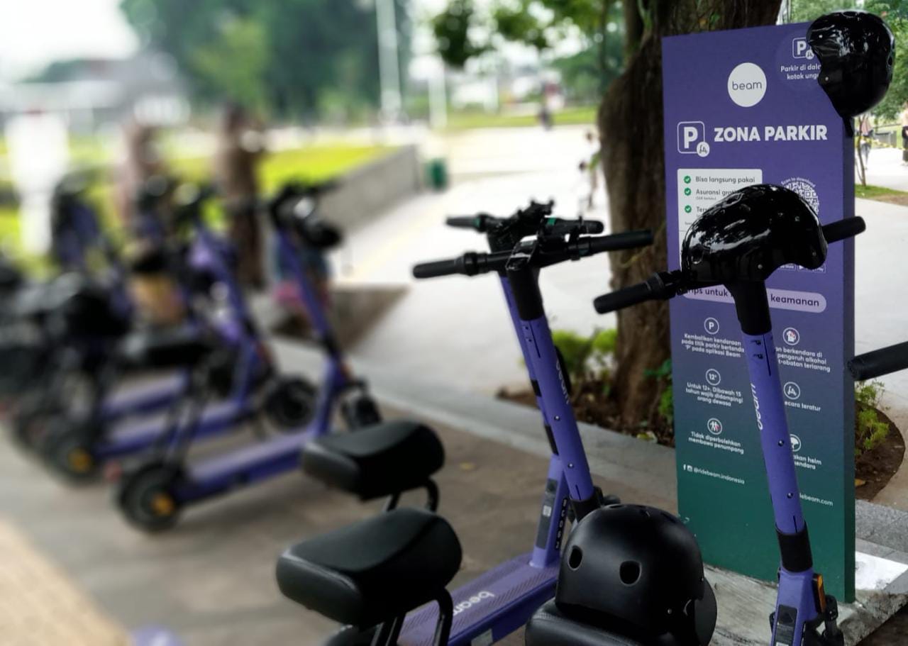 Sejumlah armada sepeda listrik Beam Mobility yang terparkir di zona parkir Alun-Alun Kota Bogor. (YUDHA PRANANDA/JABAR EKSPRES)