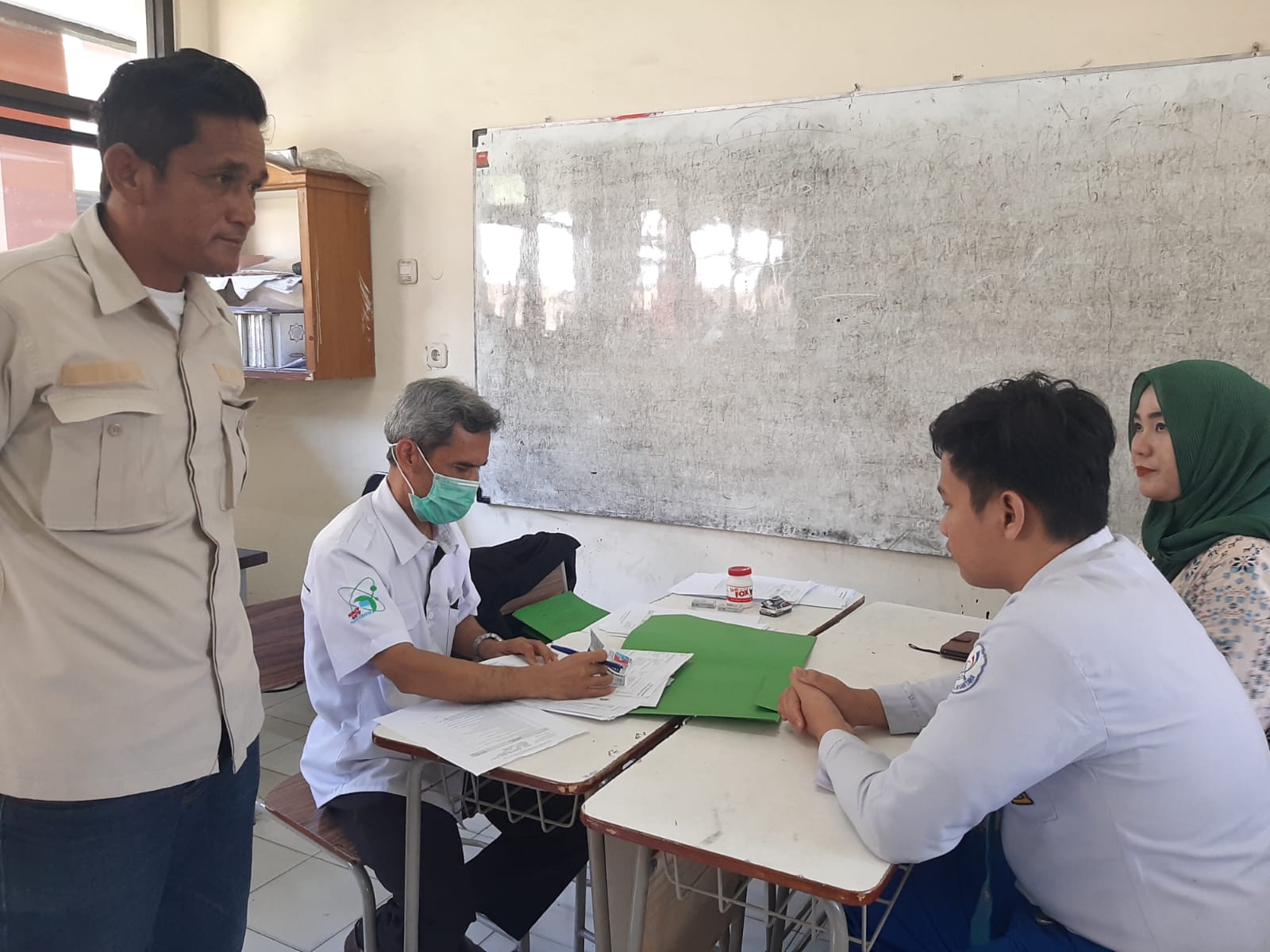 Wakil Kepala Sekolah Kesiswaan SMKN 1 Kota Cimahi, Erwin saat monitoring proses daftar ulang peserta PPDB tahap satu, Rabu 21 Juni 2021.