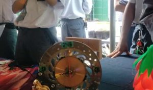 UNJUK KREASI: Salah satu hasil kreasi siswa SMAN 1 Ngamprah berupa jam pajangan yang terbuat dari limbah gir.