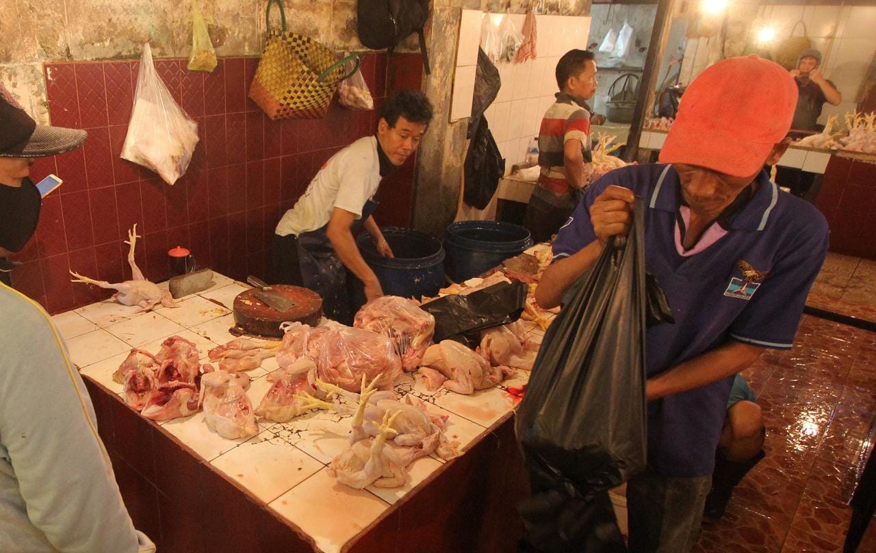 Harga Daging Ayam di Pasar Depok Meroket, Pedagang Keluhkan Ini!