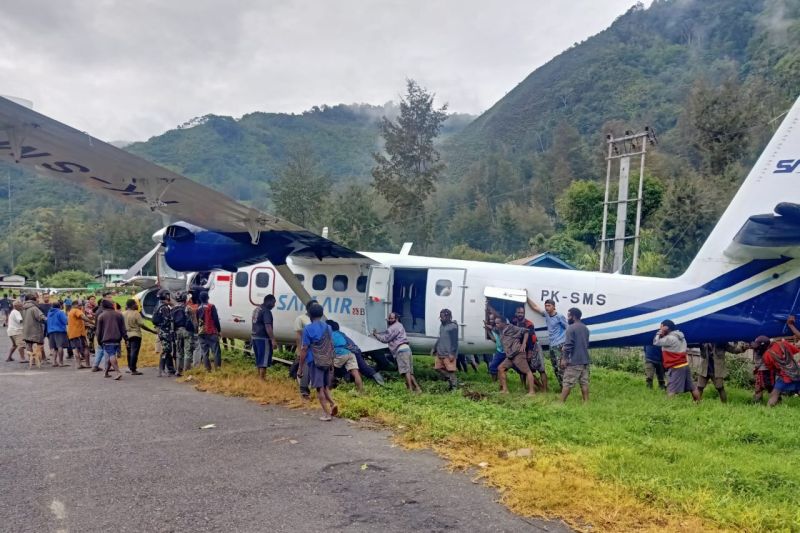 Basarnas Berhasil Evakuasi Pesawat SAM Air yang Tergelincir