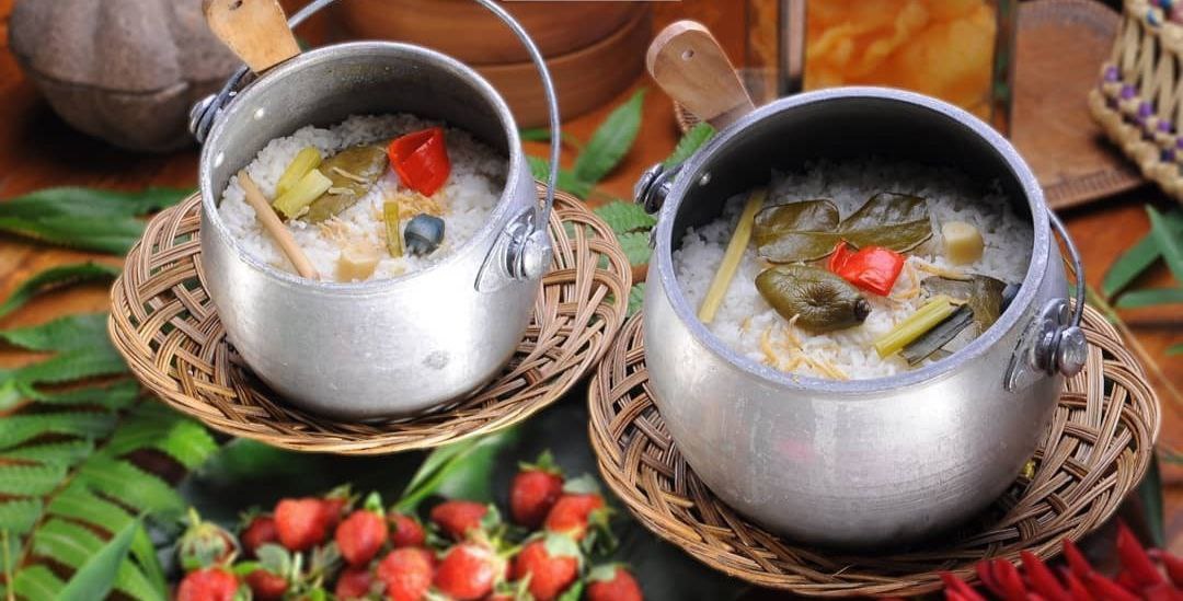 Berikut ini adalah 10 rekomendasi nasi liwet, merupakan pilihan kuliner Bandung yang digemari banyak orang. Instagram/@asstro_official.