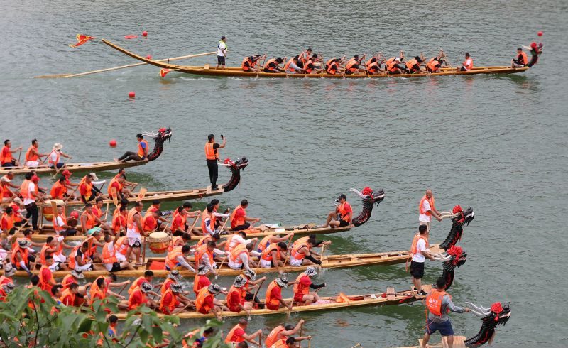 As Many as 60 Teams Participate in Dragon Boat Races in Sanya China