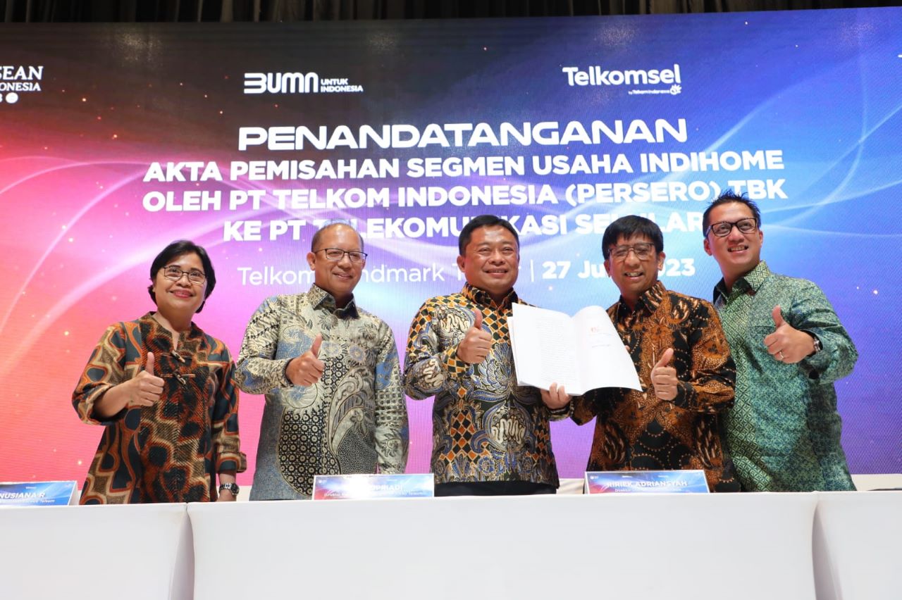 (Kiri ke kanan) Direktur Enterprise & Business Service Telkom FM Venusiana R, Direktur Keuangan & Manajemen Risiko Telkom Heri Supriadi, Direktur Utama Telkom Ririek Adriansyah, Direktur Utama Telkomsel Hendri Mulya Syam, Direktur Sales Telkomsel Adiwinahyu Basuki Sigit dalam acara Penandatanganan Akta Pemisahan Segmen Usaha IndiHome oleh PT Telkom Indonesia (Persero) Tbk. ke PT Telekomunikasi Selular di Jakarta, Selasa, 27 Juni 2023.