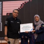 Direktur Utama BNI Sekuritas, Agung Prabowo saat menyerahkan sejumlah reward kepada para peserta pelatihan dalam program CSR di lingkungan IPB University, Jumat, 9 Juni 2023. (Yudha Prananda / Jabar Ekspres)
