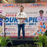 Dirjen Dukcapil Kemendagri, Teguh Setyabudi saat menghadiri kegiatan Disdukcapil Family Fest Seri-2 di Kota Bogor. (Yudha Prananda/Jabar Ekspres)