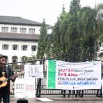 KEADILAN LINGKUNGAN: Pembacaan deklarasi pada Hari Peduli Lingkungan Sedunia di Gedung Sate, Jawa Barat. Senin 5 Juni 2023. (MUHAMMAD AKMAL/JABAREKSPRES)