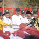 Wakil Gubernur Jawa Barat Uu Ruzhanul Ulum mendampingi Presiden Joko Widodo meresmikan sejumlah infrastruktur di Jawa Barat, Minggu (5/3/2023).