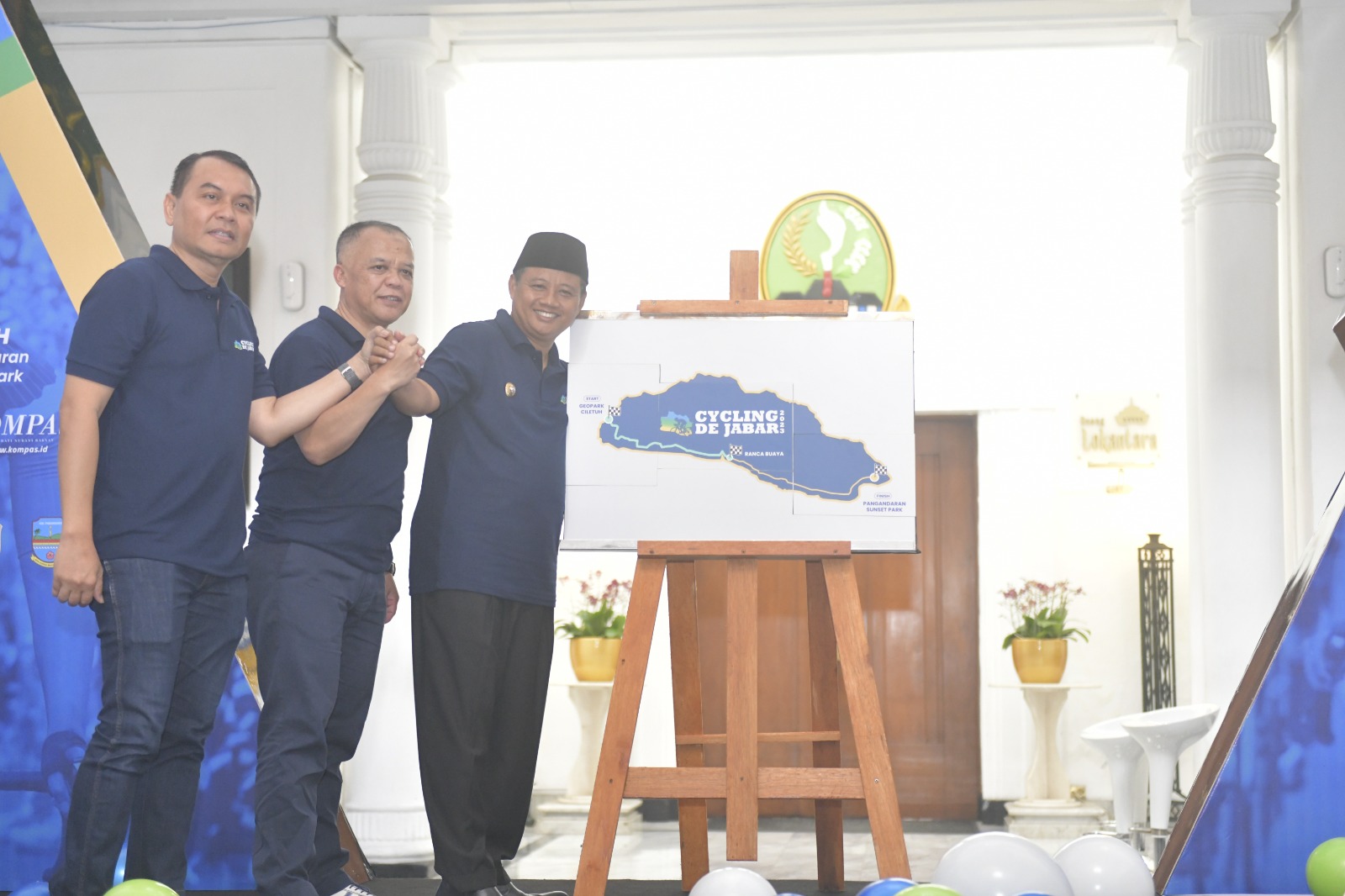 Wakil Gubernur Jawa Barat Uu Ruzhanul Ulum secara resmi mengumumkan kegiatan Cycling de Jabar yang akan digelar Juli 2023 mendatang.