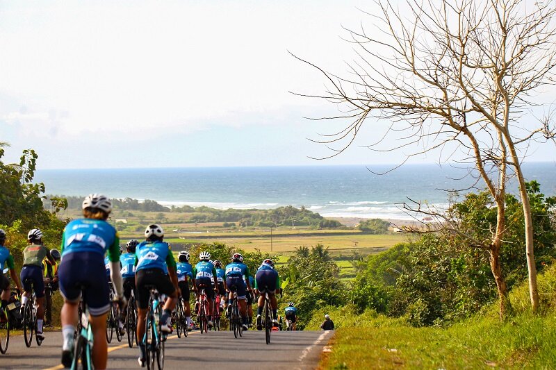 Peserta Cycling de Jabar tahun 2022 melintasi rute Jabar Selatan dengan pemandangan alam yang indah