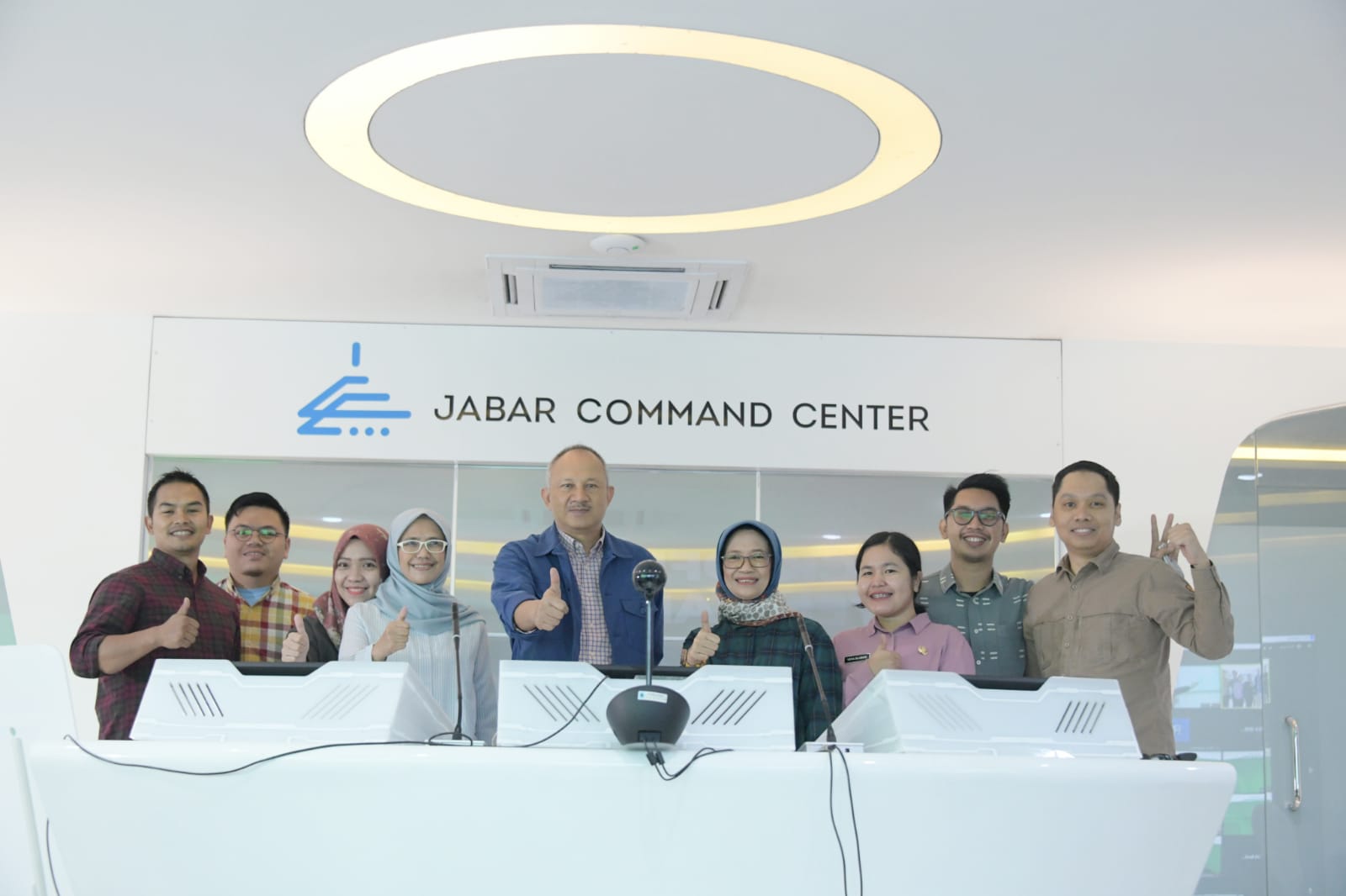 Sekretaris Daerah Jawa Barat Setiawan Wangsaatmaja memberikan sambutan pada peluncuran Sayembara Desa Digital 2023 di Jabar Command Center, Kota Bandung, Selasa (23/5/2023).