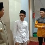 Wakil Gubernur Jawa Barat menyerahkan bantuan dari Pemprov Jabar kepada Imam Masjid Al-Muhajir Basri Anwar.