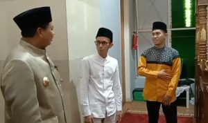 Wakil Gubernur Jawa Barat menyerahkan bantuan dari Pemprov Jabar kepada Imam Masjid Al-Muhajir Basri Anwar.