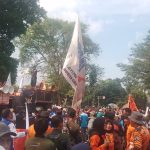 SAMPAIKAN ASPIRASI: Ratusan buruh yang tergabung dari berbagai serikat pekerja tengah menggelar aksi di depan Gedung Sate, Kota Bandung, Provinsi Jawa Barat. (YANUAR/JABAREKSPRES)
