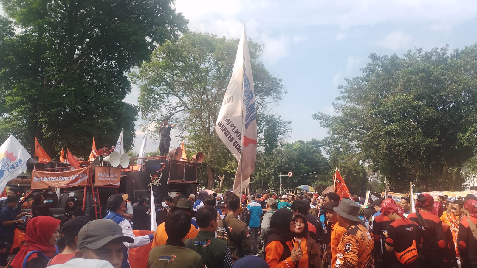 SAMPAIKAN ASPIRASI: Ratusan buruh yang tergabung dari berbagai serikat pekerja tengah menggelar aksi di depan Gedung Sate, Kota Bandung, Provinsi Jawa Barat. (YANUAR/JABAREKSPRES)