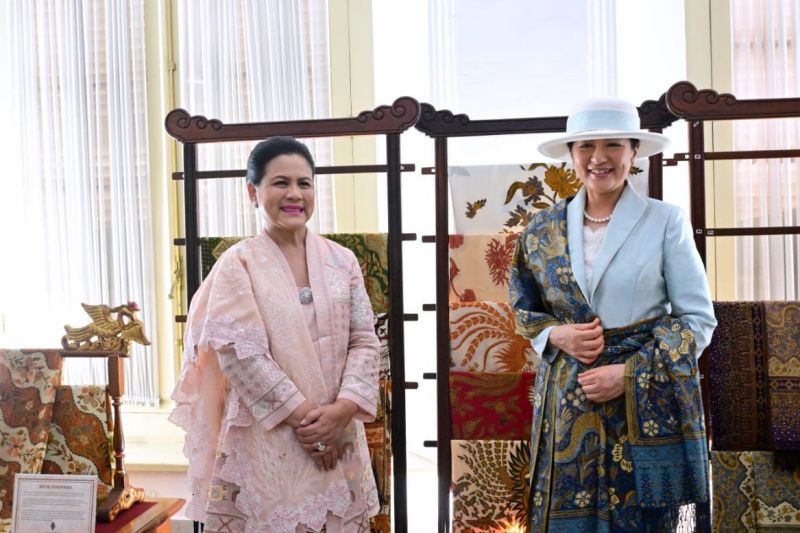 First Lady Invites Empress of Japan to see Hokokai Javanese Batik Collection