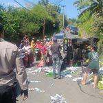 Gagal Nanjak Akibat Muatan Lebih, Mobil Pick Up Terguling