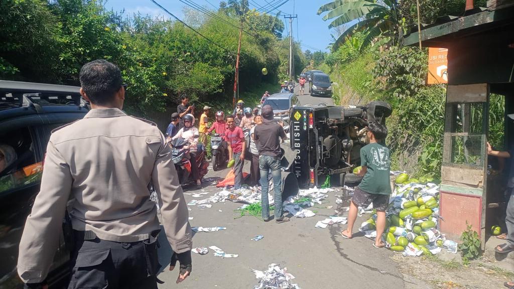 Gagal Nanjak Akibat Muatan Lebih, Mobil Pick Up Terguling