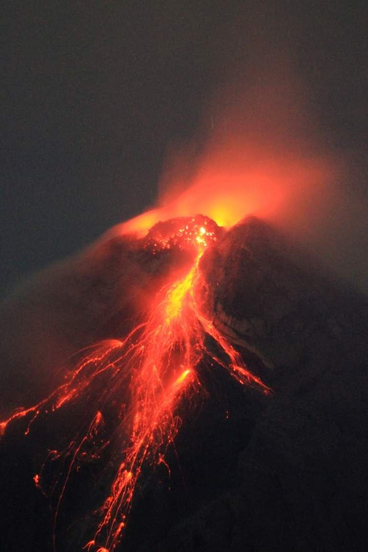 Gunung Mayon Mengeluarkan Lahar dan Gas Sulfur, Ribuan Warga di Filipina Dievakuasi