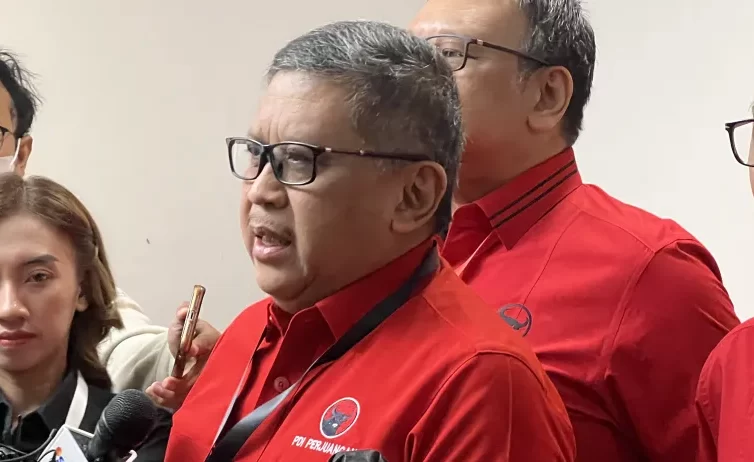 Sekretaris Jenderal PDIP, Hasto Kristiyanto mengatakan bahwa PDIP dan Demokrat belum membahas mengenai kerja sama politik menjelang Pemilu 2024. ANTARA/Putu Indah Savitri.
