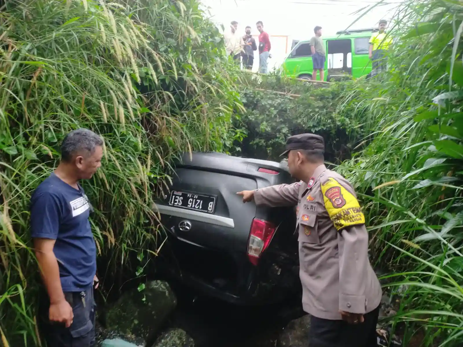 Hindari Penyebrang Jalan, Sebuah Mobil Masuk Ke dalam Selokan