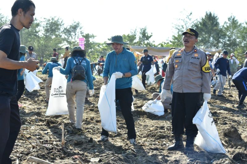 PLN Indonesia Power Collects 230 Tons of Waste Through CoastalCleanUp